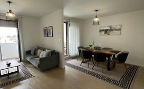 New Modern Apt Near Old Town - Private Parking